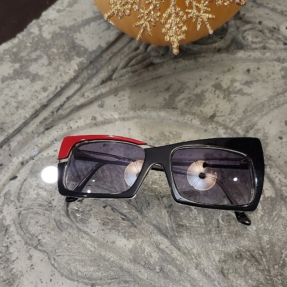Ultra Graffitis France rectangular sunglasses Avante garde Black And Red 1980